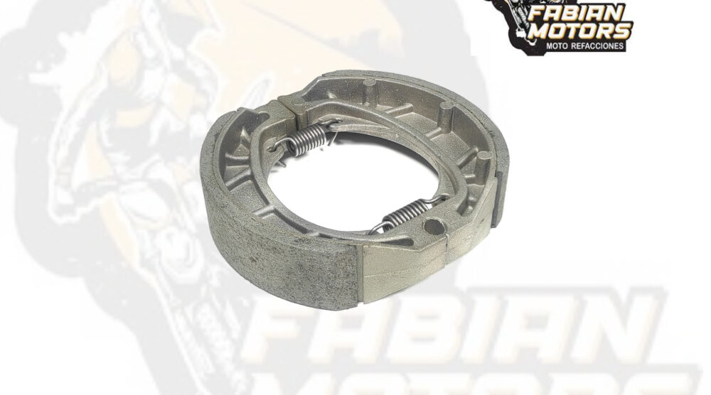 BALATAS TRASERAS C/ RESORTES P/ AT-110 '05-16, P/ XR-150L, P/ VITALIA-125, P/ CS-125 '05-'18, P/ XT-110 GRAFITO '13-'17, P/ XT-110 RT '17-'21, P/ FT-125 ROJA '16-'20, P/ AT-125 '17-'26, P/ FT-150 GRAFITO '18-'24, P/ ST-90 '10-'21, P/ FT-125 '22-'26, P/ DT-110 DELIVERY '16-'23, P/ XW-150 '18-'22, P/ AT-125RT '20-'26, P/ 125FL '19-'23, P/ D-125LT '21-'24  (JUEGO)